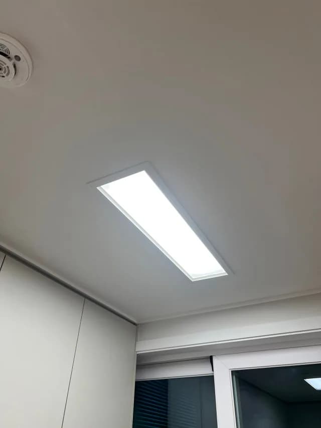 주방 천장의 긴 조명